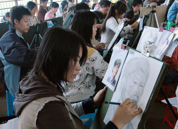 考生在认真作画。（李清资/摄）