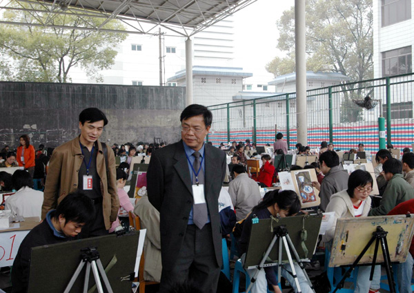 广西师大考点主考、我校副校长钟瑞添（前）在巡视考场。（刘玄启/摄）