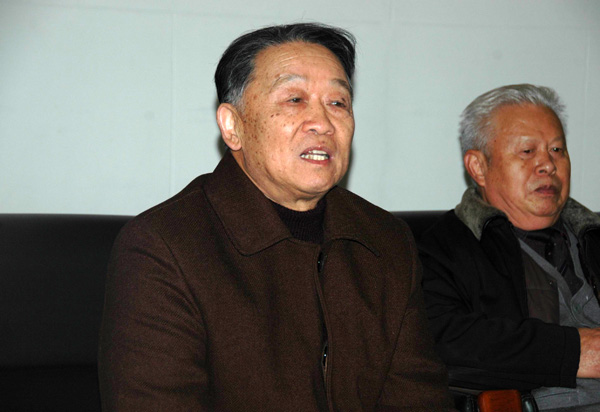 原校领导、活动发起人之一郭道明主持座谈会。