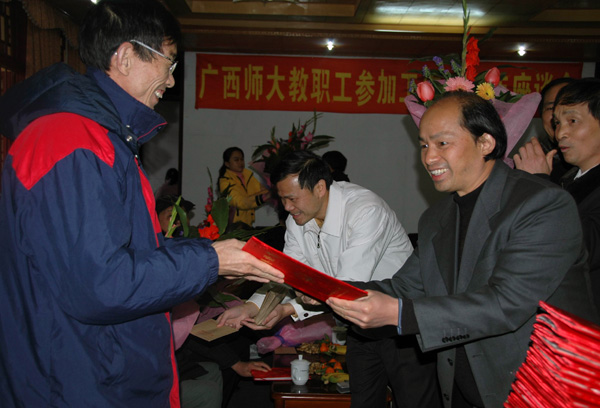 易忠副校长向老同志颁发证书。