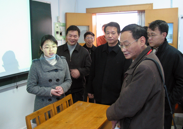 吴晓鸣研究员考察数学科学学院的微格教室。