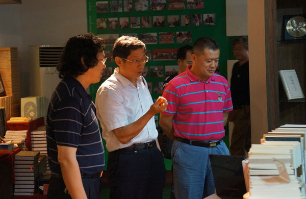 王源平副书记陪同客人参观我校出版社展厅