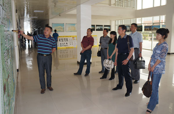 王源平副书记向客人介绍我校雁山校区建设情况