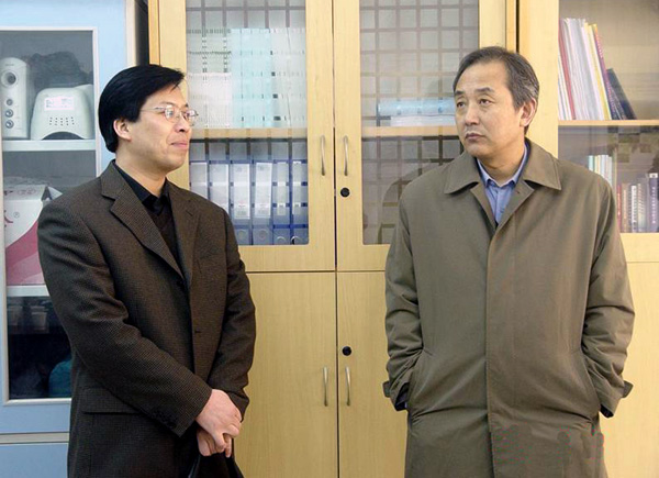 刘慕仁副校长向王伟副司长（右一）汇报我校的学科建设情况。