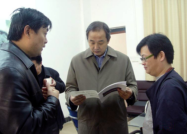 生态学学科带头人黄承明教授（左一）在汇报研究计划。