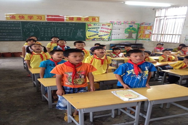 活跃的课堂上孩子们积极回答问题