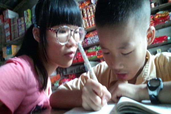 志愿者辅导孩子做作业