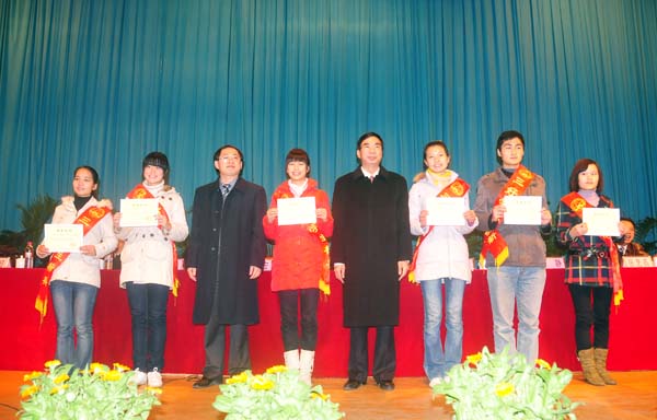 梁宏校长、唐仁郭副书记与“三好学生标兵”获得者合影