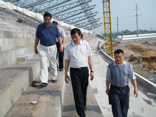 校领导在标准体育场施工现场查看工程进展情况