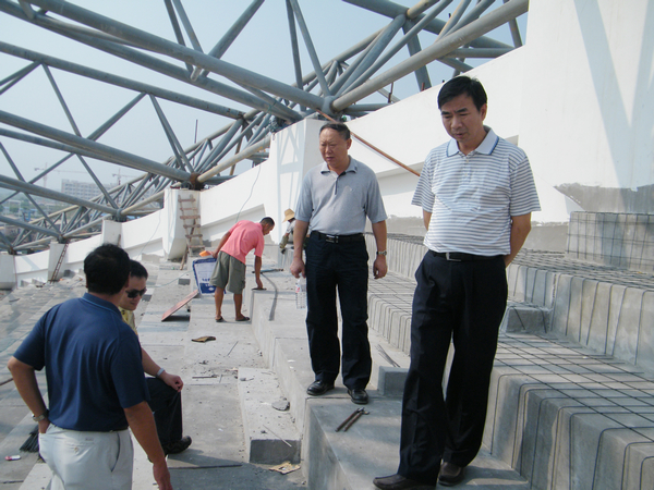 校领导在标准体育场施工现场现场办公