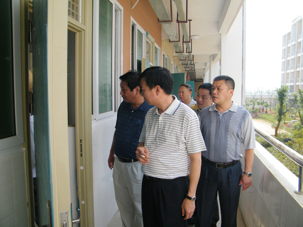 校领导在第三期学生公寓现场办公