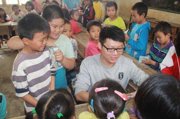 支教团成员程鹏瑜跟学生们一起学习千纸鹤的折法
