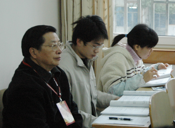 万辅彬教授在理科综合楼206教室听了物理与电子工程学院顾国锋副教授的《普物选理》课。