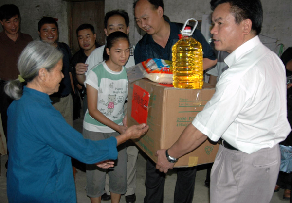 校保卫处党支部向李讲文家里捐献了一批生活用品。