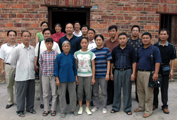 校保卫处党支部全体党员与李讲文一家合影留念。