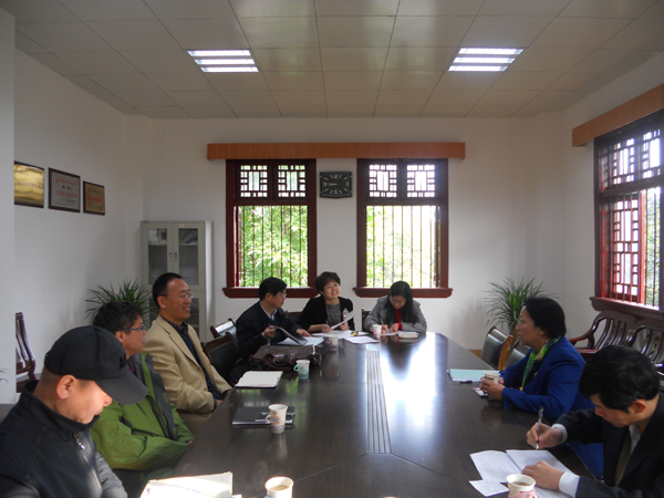 王枬听取文旅学院负责人汇报工作