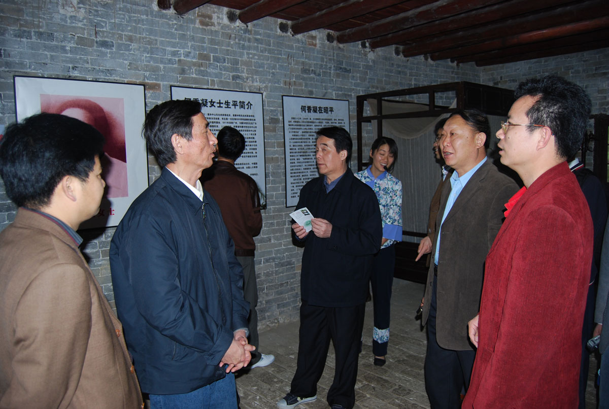 参观广西省工委旧址