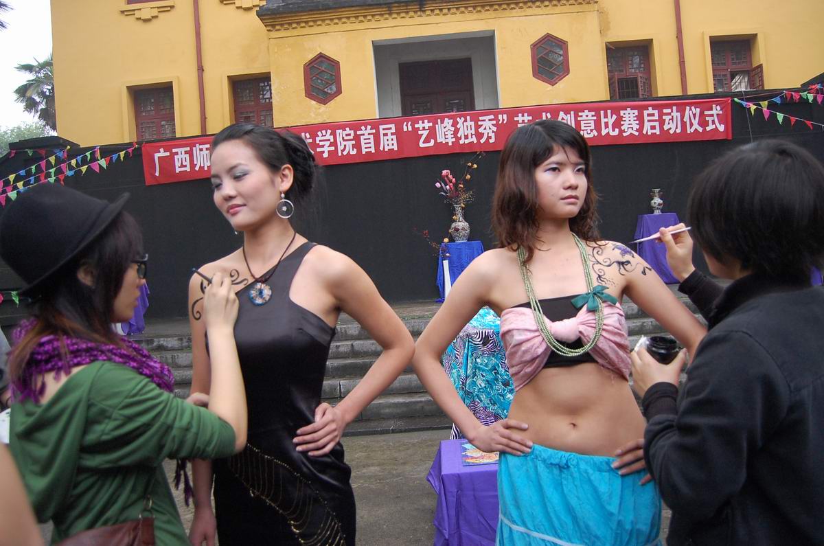 现场局部人体彩绘表演