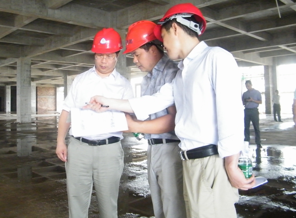 覃副校长在施工现场听取项目进展汇报