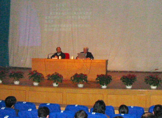 图为庞卓恒教授正在给我校师生作专题报告。