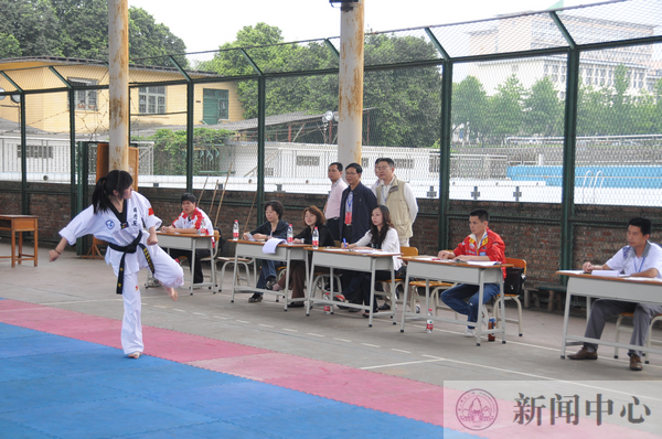 钟瑞添副校长在校办和体育学院等单位负责人陪同下查看跆拳道专项考试考场情况