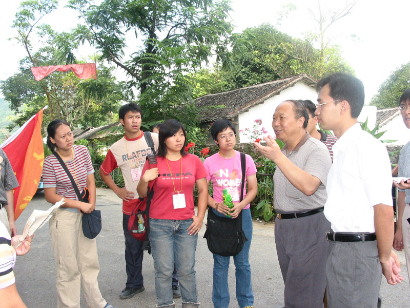 7月13日上午，校党委阳国亮副书记亲临阳朔县高田镇，看望正在该镇进行“三下乡”漓江流域调研活动的同学们