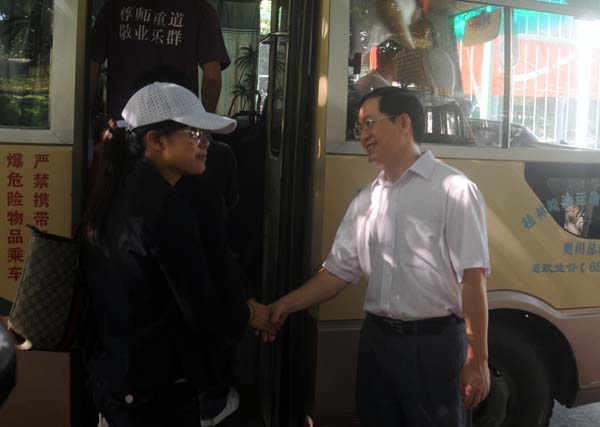 唐仁郭副书记为即将启程的挂职服务队送行。