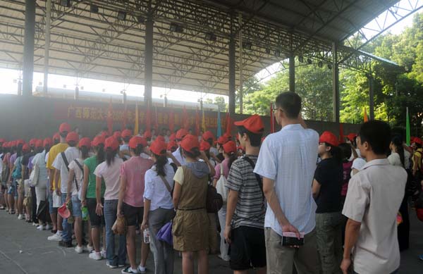 参加社会实践的学生们在启动仪式上宣誓。