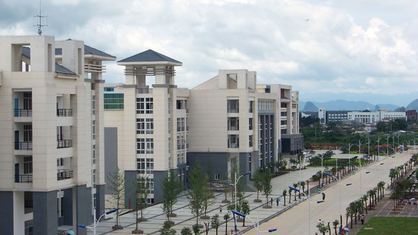 教学楼和主干道。