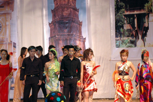 奇特的时装表演。