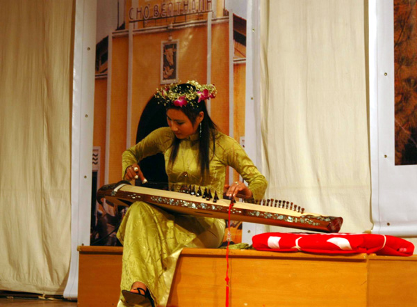 越南女学生在表演古筝独奏。