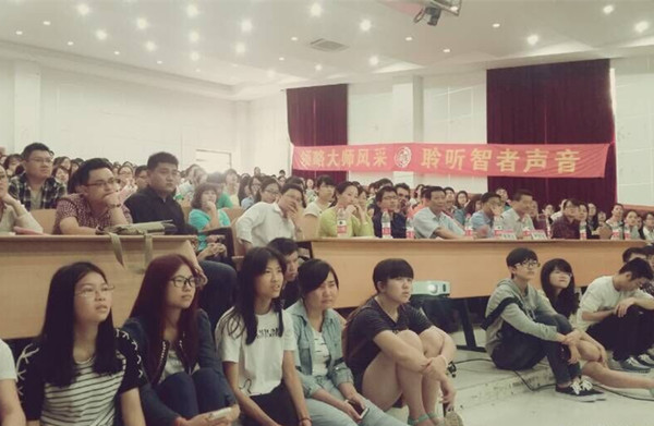 同学们在认真听讲