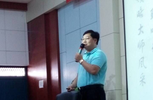北京广西企业商会常务副会长姚学良先生在作报告