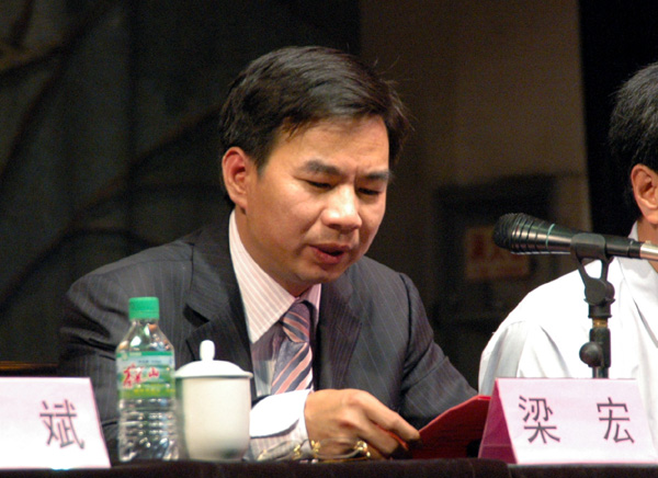 我校校长梁宏在开幕式上致词。