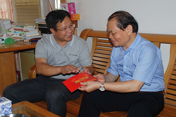 覃卫国副校长到老同志家慰问