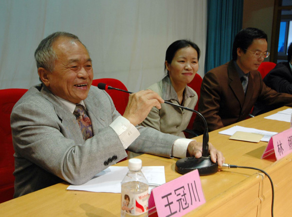 王冠川先生在仪式上讲话。