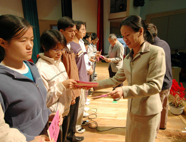 王冠川先生和林娜副书记为获得本次受助的同学颁发助学金。