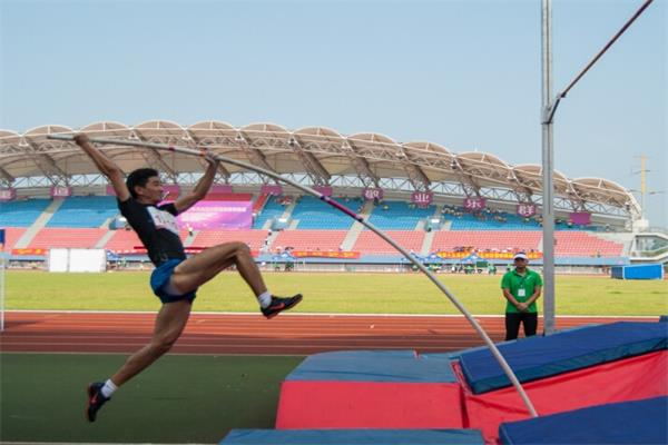 男子起跳 （大学生通讯社 蔡彬彬 摄）