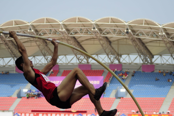 撑杆的弧度（大学生通讯社 奉偲茗 摄）