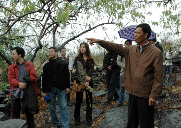 大岭山村支书在介绍情况。