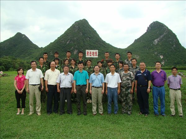 领导们与射击队队员合影