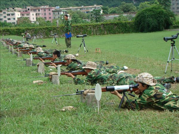 我校大学生射击队正在参加训练