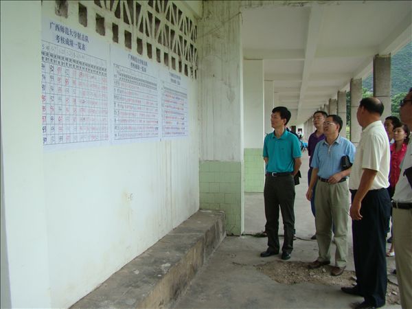 领导们观看射击队队员们的平时射击成绩