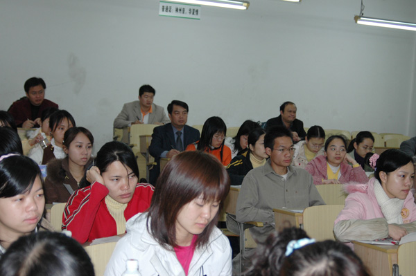 陈大克书记一行深入课堂听课