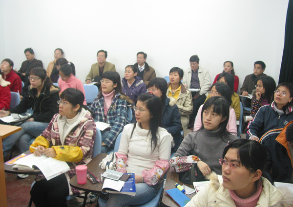 梁宏校长一行深入课堂听课