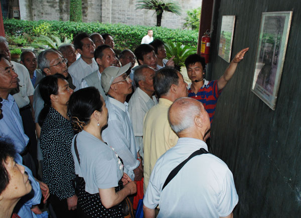 离退休党员同志了解李宗仁先生生平事迹