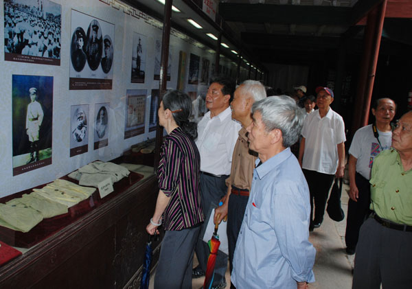 离退休党员在李宗仁故居观看历史资料照片与实物