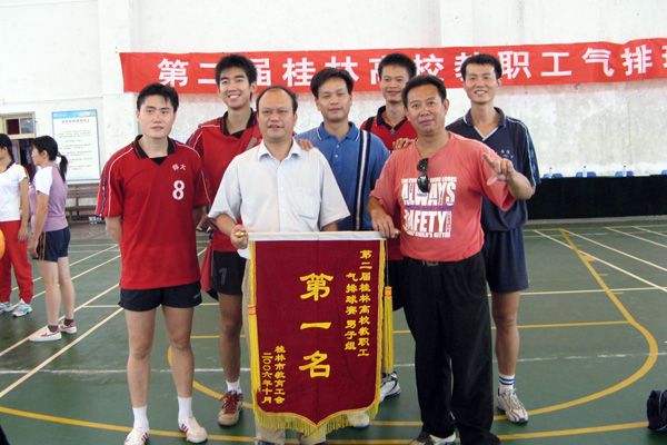 我校教职工男子气排球队队员风采。