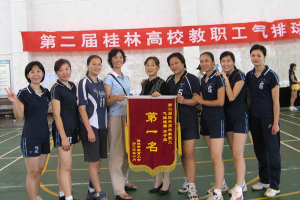 我校教职工女子气排球队队员风采。