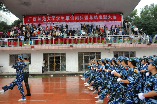 在育才校区会场,受训新生通过主席台接受检阅